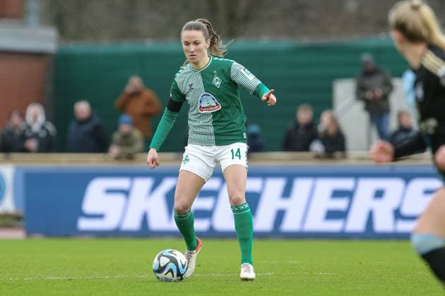 from left Michaela Brandenburg SV Werder Bremen, 14 on the ball, single image, full body, action, action, game scene, THE DFB REGULATIONS PROHIBIT ANY USE OF PHOTOGRAPHS AS IMAGE SEQUENCES AND OR QUASI VIDEO , 03 02 2024, Bremen Germany , Football, Google Pixel Womens Bundesliga, SV Werder Bremen 1 FC Nürnberg xobx