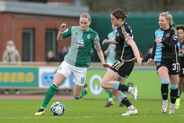 from left Lina Hausicke SV Werder Bremen, 18 and Lara Schmidt 1 FC Nürnberg, 27 in a duel, dynamic, action, action, game scene, THE DFB GUIDELINES PROHIBIT ANY USE OF PHOTOGRAPHS AS IMAGE SEQUENCES AND OR QUASI VIDEO DFB REGULATIONS PROHIBIT ANY USE OF PHOTOGRAPHS AS IMAGE SEQUENCES AND OR QUASI VIDEO , 03 02 2024, Bremen Germany , Football, Google Pixel Women Bundesliga, SV Werder Bremen 1 FC Nürnberg xobx