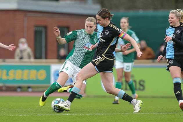 from left Lina Hausicke SV Werder Bremen, 18 and Lara Schmidt 1 FC Nürnberg, 27 in a duel, dynamic, action, action, game scene, THE DFB GUIDELINES PROHIBIT ANY USE OF PHOTOGRAPHS AS IMAGE SEQUENCES AND OR QUASI VIDEO DFB REGULATIONS PROHIBIT ANY USE OF PHOTOGRAPHS AS IMAGE SEQUENCES AND OR QUASI VIDEO , 03 02 2024, Bremen Germany , Football, Google Pixel Women Bundesliga, SV Werder Bremen 1 FC Nürnberg xobx