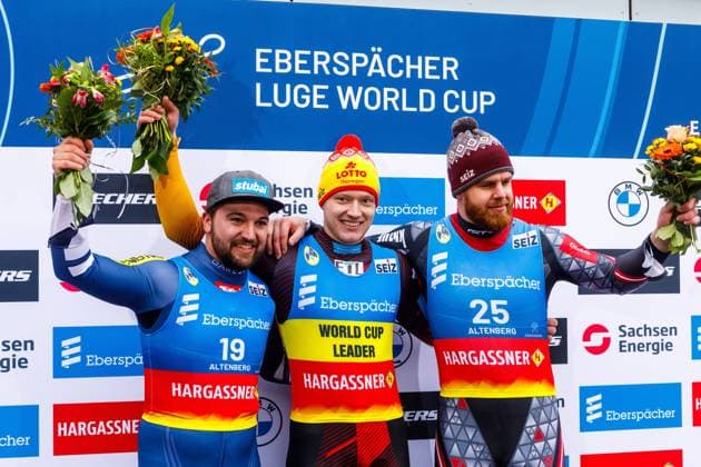 Bilder des Jahres 2024, Sport 02 Feburar Sport Themen der Woche KW05 Sport Bilder des Tages Rodel-Weltcup Altenberg 2024 DEU Deutschland Sachsen Altenberg, 03.02.2024, Eberspaecher Rodel-Weltcup in Altenberg, SachsenEnergie-Eiskanal, Doppelsitzer Herren, Flower Ceremony, Podium: Sieger Max Langenhan (GER, Mitte), David Gleirscher (AUT, links, Platz 2) und Kristers Aparjods (LAT, rechts, Platz 3). *** Luge World Cup Altenberg 2024 DEU Germany Saxony Altenberg, 03 02 2024, Eberspaecher Luge World Cup in Altenberg, SachsenEnergie Eiskanal, Doubles Men, Flower Ceremony, Podium Winner Max Langenhan GER, center , David Gleirscher AUT, left, 2nd place and Kristers Aparjods LAT, right, 3rd place AF_Altenberg_Rodel_44108