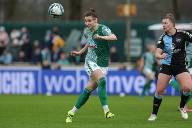 v li Sophie Weidauer SV Werder Bremen, 9 on the ball, single image, full body, action, action, match scene, THE DFB GUIDELINES PROHIBIT ANY USE OF PHOTOGRAPHS AS IMAGE SEQUENCES AND OR QUASI VIDEO DFB REGULATIONS PROHIBIT ANY USE OF PHOTOGRAPHS AS IMAGE SEQUENCES AND OR QUASI VIDEO , 03 02 2024, Bremen Germany , Soccer, Google Pixel Womens Bundesliga, SV Werder Bremen 1 FC Nürnberg xobx