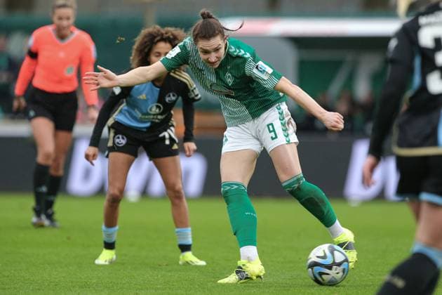 v li Sophie Weidauer SV Werder Bremen, 9 on the ball, single image, full body, action, action, match scene, THE DFB GUIDELINES PROHIBIT ANY USE OF PHOTOGRAPHS AS IMAGE SEQUENCES AND OR QUASI VIDEO DFB REGULATIONS PROHIBIT ANY USE OF PHOTOGRAPHS AS IMAGE SEQUENCES AND OR QUASI VIDEO , 03 02 2024, Bremen Germany , Soccer, Google Pixel Womens Bundesliga, SV Werder Bremen 1 FC Nürnberg xobx