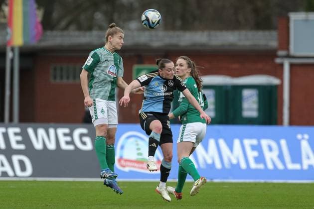 from left Michelle Ulbrich SV Werder Bremen, 5 , Vanessa Haim 1 FC Nürnberg, 19 and Michaela Brandenburg SV Werder Bremen, 14 in duel, duel, dynamics, action, action, game scene, THE DFB REGULATIONS PROHIBIT ANY USE OF PHOTOGRAPHS AS IMAGE SEQUENCES AND OR QUASI VIDEO , 03 02 2024, Bremen Germany , Football, Google Pixel Womens Bundesliga, SV Werder Bremen 1 FC Nürnberg xobx