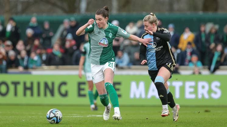 from left Chiara Hahn SV Werder Bremen, 21 and Selma Magnusdottir 1 FC Nürnberg, 37 in a duel, dynamic, action, action, game scene, THE DFB GUIDELINES PROHIBIT ANY USE OF PHOTOGRAPHS AS IMAGE SEQUENCES AND OR QUASI VIDEO DFB REGULATIONS PROHIBIT ANY USE OF PHOTOGRAPHS AS IMAGE SEQUENCES AND OR QUASI VIDEO , 03 02 2024, Bremen Germany , Football, Google Pixel Women Bundesliga, SV Werder Bremen 1 FC Nürnberg xobx