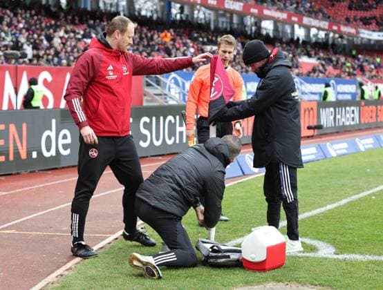 03 02 2024 Soccer Season 2023 2024 2 Soccer Bundesliga 20 Matchday 1 FC Nürnberg FCN Club VfL Osnabrück Sportfoto Zink DaMa xdaxmax DFL regulations prohibit any use of photographs as image sequences and or quasi video only for editorial use Symbolbild Symbolfoto Feature Impression Kaputte abgerochene Eckfahne wird von Jens Vergers Physiotherapeut 1 FC Nürnberg FCN mit Tapeband Klebeband verbunden geklebt