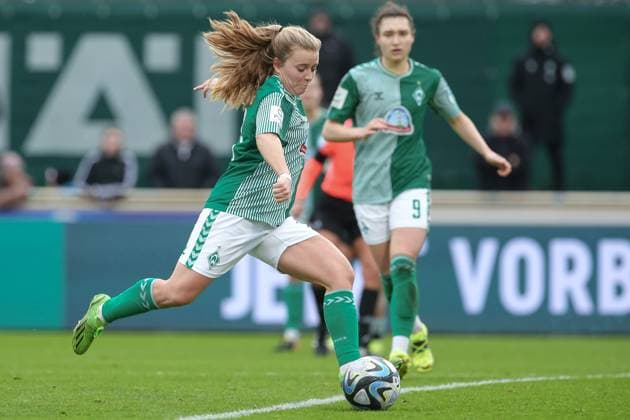 from left Ricarda Walkling SV Werder Bremen, 13 shooting on goal, on the ball, action, action scene,, THE DFB REGULATIONS PROHIBIT ANY USE OF PHOTOGRAPHS AS IMAGE SEQUENCES AND OR QUASI VIDEO , 03 02 2024, Bremen Germany , Football, Google Pixel Womens Bundesliga, SV Werder Bremen 1 FC Nürnberg xobx