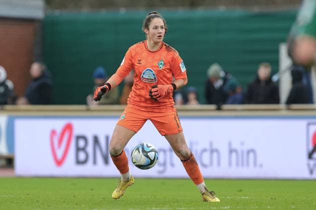 from left Livia Peng goalkeeper, goalkeeper, SV Werder Bremen, 1 on the ball, cropped image, single image, full body, action, action, match scene, THE DFB REGULATIONS PROHIBIT ANY USE OF PHOTOGRAPHS AS IMAGE SEQUENCES AND OR QUASI VIDEO , 03 02 2024, Bremen Germany , Football, Google Pixel Womens Bundesliga, SV Werder Bremen 1 FC Nürnberg xobx