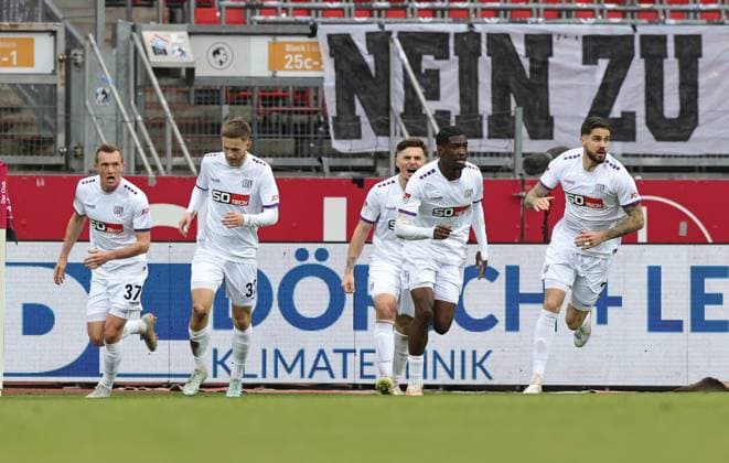 03 02 2024 Soccer Season 2023 2024 2 Soccer Bundesliga 20 Matchday 1 FC Nürnberg FCN Club VfL Osnabrück Sportfoto Zink DaMa xdaxmax DFL regulations prohibit any use of photographs as image sequences and or quasi video only for editorial use Jubel Freude Torjubel nach Tor zum 2 2 Kwasi Okeyere Wriedt 10, VfL Osnabrück und Mannschaft Team jubelt freut sich Torschütze Kwasi Okeyere Wriedt 10, VfL Osnabrück