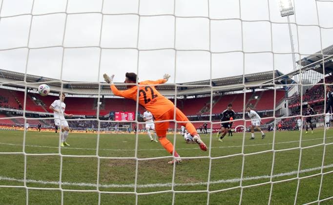 03 02 2024 Soccer Season 2023 2024 2 Soccer Bundesliga 20 Matchday 1 FC Nürnberg FCN Club VfL Osnabrück Sportfoto Zink DaMa xdaxmax DFL regulations prohibit any use of photographs as image sequences and or quasi video only for editorial use Tor Treffer Goal shot to 2 1 Goalscorer Can Yilmaz Uzun 42, 1 FC Nürnberg FCN gg Philipp Kühn Kuehn 22, VfL Osnabrück