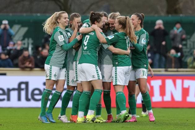 v li SV Werder Bremen players with goal celebration, cheering, jubilant, optimistic, match scene, highlight, joy about the 1-0 goal, THE DFB REGULATIONS PROHIBIT ANY USE OF PHOTOGRAPHS AS IMAGE SEQUENCES AND OR QUASI VIDEO , 03 02 2024, Bremen Germany , Football, Google Pixel Womens Bundesliga, SV Werder Bremen 1 FC Nürnberg xobx