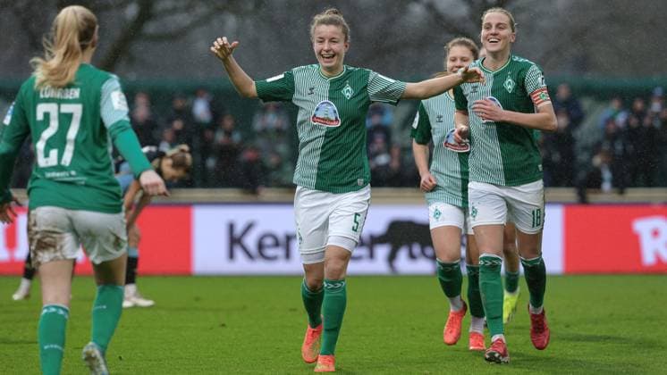 from left Nina Lührßen SV Werder Bremen, 27 , goal scorer Michelle Ulbrich SV Werder Bremen, 5 and Lina Hausicke SV Werder Bremen, 18 with goal celebration, jubilation, cheering, optimistic, game scene, highlight, joy about the goal for 2 0, THE DFB REGULATIONS PROHIBIT ANY USE OF PHOTOGRAPHS AS IMAGE SEQUENCES AND OR QUASI VIDEO , 03 02 2024, Bremen Germany , Football, Google Pixel Womens Bundesliga, SV Werder Bremen 1 FC Nürnberg xobx