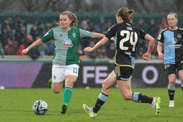 from left Ricarda Walkling SV Werder Bremen, 13 on the ball, Nastassja Lein 1 FC Nürnberg, 24 , full body, action, action, game scene, THE DFB REGULATIONS PROHIBIT ANY USE OF PHOTOGRAPHS AS IMAGE SEQUENCES AND OR QUASI VIDEO , 03 02 2024, Bremen Germany , Football, Google Pixel Womens Bundesliga, SV Werder Bremen 1 FC Nürnberg xobx