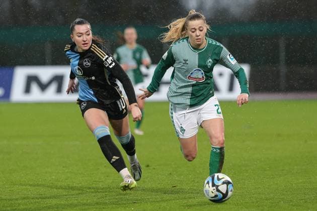 from left Weronika Kaczor 1 FC Nürnberg, 10 and Nina Lührßen SV Werder Bremen, 27 in a duel, dynamic, action, action, game scene, THE DFB REGULATIONS PROHIBIT ANY USE OF PHOTOGRAPHS AS IMAGE SEQUENCES AND OR QUASI VIDEO , 03 02 2024, Bremen Germany , Football, Google Pixel Womens Bundesliga, SV Werder Bremen 1 FC Nürnberg xobx