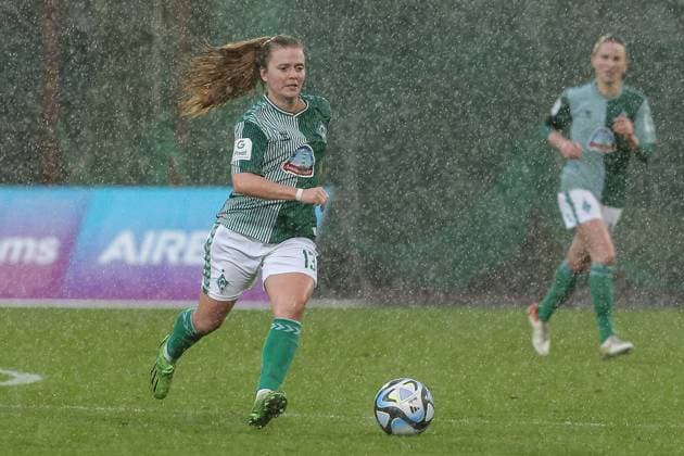 v li Ricarda Walkling SV Werder Bremen, 13 on the ball, single image, full body, action, action, match scene, THE DFB GUIDELINES PROHIBIT ANY USE OF PHOTOGRAPHS AS IMAGE SEQUENCES AND OR QUASI VIDEO DFB REGULATIONS PROHIBIT ANY USE OF PHOTOGRAPHS AS IMAGE SEQUENCES AND OR QUASI VIDEO , 03 02 2024, Bremen Germany , Soccer, Google Pixel Womens Bundesliga, SV Werder Bremen 1 FC Nürnberg xobx