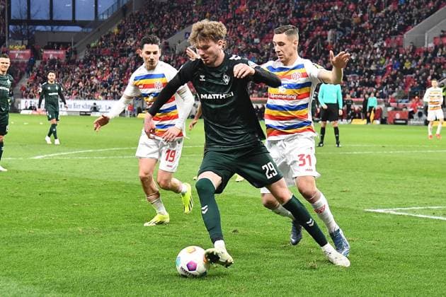 03 02 2024, xhbx, Soccer 1 Bundesliga, FSV Mainz 05 Werder Bremen emspor, v l Anthony Caci FSV Mainz 05 Nick Woltemade SV Werder Bremen Dominik Kohr FSV Mainz 05 Zweikampf, Aktion, action, battle for the ball DFL DFB REGULATIONS PROHIBIT ANY USE OF PHOTOGRAPHS as IMAGE SEQUENCES and or QUASI VIDEO Mainz