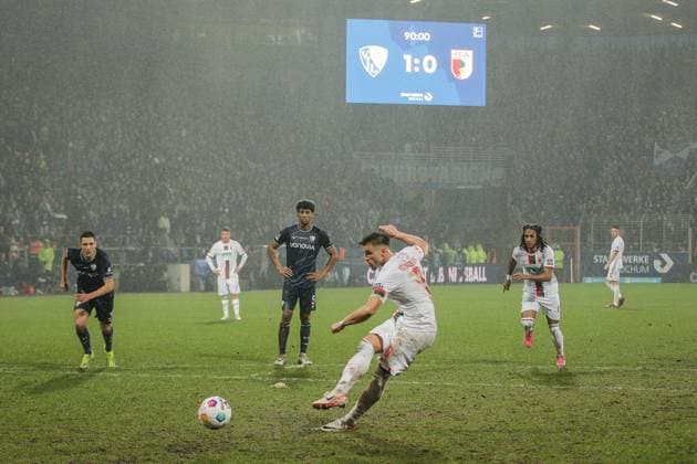 Sport Themen der Woche KW05 Sport Bilder des Tages 1. Fussball Bundesliga, VfL Bochum vs. FC Augsburg, 03.02.2024 Ermedin Demirovic (FC Augsburg 9) gleicht per Elfmeter zum 1:1 aus -- 1. Fussball Bundesliga, VfL Bochum vs. FC Augsburg, 03.02.2024, Vonovia Ruhrstadion, Bochum -- DFL REGULATIONS PROHIBIT ANY USE OF PHOTOGRAPHS AS IMAGE SEQUENCES AND OR Q?UASI-VIDEO. *** 1 Soccer Bundesliga, VfL Bochum vs FC Augsburg, 03 02 2024 Ermedin Demirovic FC Augsburg 9 equalizes with penalty to 1 1 1 Soccer Bundesliga, VfL Bochum vs FC Augsburg, 03 02 2024, Vonovia Ruhrstadion, Bochum DFL REGULATIONS PROHIBIT ANY USE OF PHOTOGRAPHS AS IMAGE SEQUENCES AND OR Q UASI VIDEO Copyright: xBEAUTIFULxSPORTS Derixx