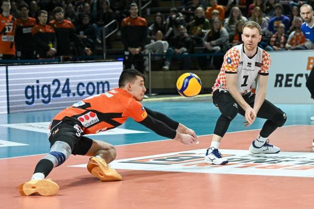 Berlin, Germany 03 February 2024 1 VBL 2023 2024 Berlin Recycling Volleys vs TSV Haching Munich In the picture Jiri Hänninen BR Volleys stretches, Adam Kowalski BR Volleys secures the ball reception Copyright: xFotostandx xReuhlx