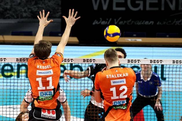 DEU, DVV, 1 VBL, BR Volleys vs TSV Haching Muenchen, 03 02 2024, Max Schmeling Halle, Berlin, DEU, DVV, 1 VBL, BR Volleys vs TSV Haching Muenchen, in the picture Cody Kessel BR Volleys 11 , Saso Stalekar BR Volleys 12 , Austin Matautia Haching Muenchen 7 Photo Juergen Engler nordphoto GmbH nordphotoxGmbHx xEngler nph00076