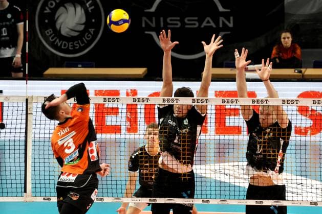 DEU, DVV, 1 VBL, BR Volleys vs TSV Haching Muenchen, 03 02 2024, Max Schmeling Halle, Berlin, DEU, DVV, 1 VBL, BR Volleys vs TSV Haching Muenchen, in the picture Robert Taeht BR Volleys 3 , Juro Petrusic Haching Muenchen 11 , Mark Gumenjuk Haching Muenchen 13 Photo Juergen Engler nordphoto GmbH nordphotoxGmbHx xEngler nph00076