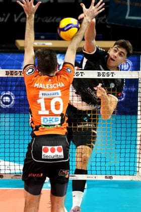 DEU, DVV, 1 VBL, BR Volleys vs TSV Haching Muenchen, 03 02 2024, Max Schmeling Halle, Berlin, DEU, DVV, 1 VBL, BR Volleys vs TSV Haching Muenchen, in the picture Daniel Malescha BR Volleys 10 , Juro Petrusic Haching Muenchen 11 Photo Juergen Engler nordphoto GmbH nordphotoxGmbHx xEngler nph00076