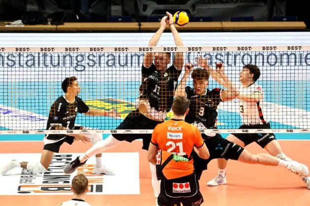DEU, DVV, 1 VBL, BR Volleys vs TSV Haching Muenchen, 03 02 2024, Max Schmeling Halle, Berlin, DEU, DVV, 1 VBL, BR Volleys vs TSV Haching Muenchen, in the picture Tobias Krick BR Volleys 21 , Mark Gumenjuk Haching Muenchen 13 , Timothee Carle BR Volleys 9 , Austin Matautia Haching Muenchen 7 , Moritz Eckhardt Haching Muenchen 3 Foto Juergen Engler nordphoto GmbH nordphotoxGmbHx xEngler nph00076