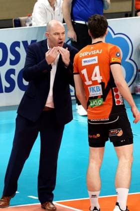 DEU, DVV, 1 VBL, BR Volleys vs TSV Haching Muenchen, 03 02 2024, Max Schmeling Halle, Berlin, DEU, DVV, 1 VBL, BR Volleys vs TSV Haching Muenchen, in the picture coach Joel Banks BR Volleys , Leon Dervisaj BR Volleys 14 Photo Juergen Engler nordphoto GmbH nordphotoxGmbHx xEngler nph00076