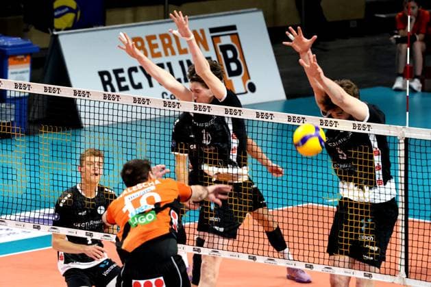 DEU, DVV, 1 VBL, BR Volleys vs TSV Haching Muenchen, 03 02 2024, Max Schmeling Halle, Berlin, DEU, DVV, 1 VBL, BR Volleys vs TSV Haching Muenchen, in the picture Daniel Malescha BR Volleys 10 , Daniel Guenther Haching Muenchen 10 , Ian Schein Haching Muenchen 9 Photo Juergen Engler nordphoto GmbH nordphotoxGmbHx xEngler nph00076