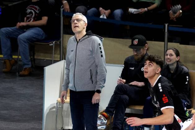 DEU, DVV, 1 VBL, BR Volleys vs TSV Haching Muenchen, 03 02 2024, Max Schmeling Halle, Berlin, DEU, DVV, 1 VBL, BR Volleys vs TSV Haching Muenchen, in the picture Haedcoach Mircea Dudas Haching Muenchen Photo Juergen Engler nordphoto GmbH nordphotoxGmbHx xEngler nph00076