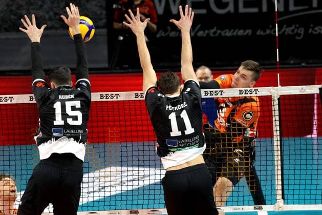 DEU, DVV, 1 VBL, BR Volleys vs TSV Haching Muenchen, 03 02 2024, Max Schmeling Halle, Berlin, DEU, DVV, 1 VBL, BR Volleys vs TSV Haching Muenchen, in the picture Robert Taeht BR Volleys 3 , Ruben Lopez Garcia Haching Muenchen 15 , Juro Petrusic Haching Muenchen 11 Foto Juergen Engler nordphoto GmbH nordphotoxGmbHx xEngler nph00076