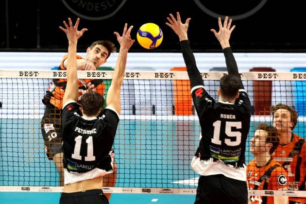 DEU, DVV, 1 VBL, BR Volleys vs TSV Haching Muenchen, 03 02 2024, Max Schmeling Halle, Berlin, DEU, DVV, 1 VBL, BR Volleys vs TSV Haching Muenchen, in the picture Daniel Malescha BR Volleys 10 , Juro Petrusic Haching Muenchen 11 , Ruben Lopez Garcia Haching Muenchen 15 Photo Juergen Engler nordphoto GmbH nordphotoxGmbHx xEngler nph00076