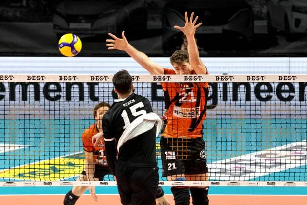 DEU, DVV, 1 VBL, BR Volleys vs TSV Haching Muenchen, 03 02 2024, Max Schmeling Halle, Berlin, DEU, DVV, 1 VBL, BR Volleys vs TSV Haching Muenchen, in the picture Tobias Krick BR Volleys 21 , Ruben Lopez Garcia Haching Muenchen 15 Photo Juergen Engler nordphoto GmbH nordphotoxGmbHx xEngler nph00076