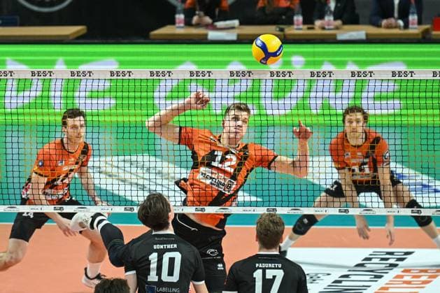 Berlin, Germany 03 February 2024 1 VBL 2023 2024 Berlin Recycling Volleys vs TSV Haching Munich In the picture from left at the net Daniel Günther TSV Unterhaching , Saso Stalekar BR Volleys , Eric Paduretu TSV Unterhaching , in the background left Leon Dervisaj BR Volleys , right Cody Kessel BR Volleys Copyright: xFotostandx xReuhlx