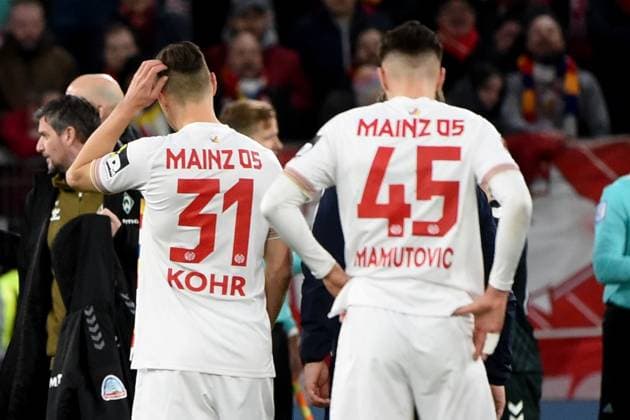 03 02 2024, xhbx, Fussball 1 Bundesliga, FSV Mainz 05 Werder Bremen emspor, v l Dominik Kohr FSV Mainz 05 and David Mamutovic FSV Mainz 05 Enttäuscht enttaeuscht traurig frustriert ratlos DFLB DFB REGULATIONS PROHIBIT ANY USE OF PHOTOGRAPHS as IMAGE SEQUENCES and or QUASI VIDEO Mainz