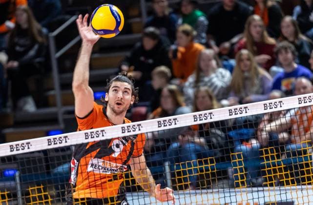 03 02 2024, Berlin, Volleyball 1 Bundesliga, Men, 17 Matchday, BR Volleys TSV Unterhaching, Max Schmeling Halle Berlins Timothee Carle plays the ball over the net BR Volleys TSV Unterhaching