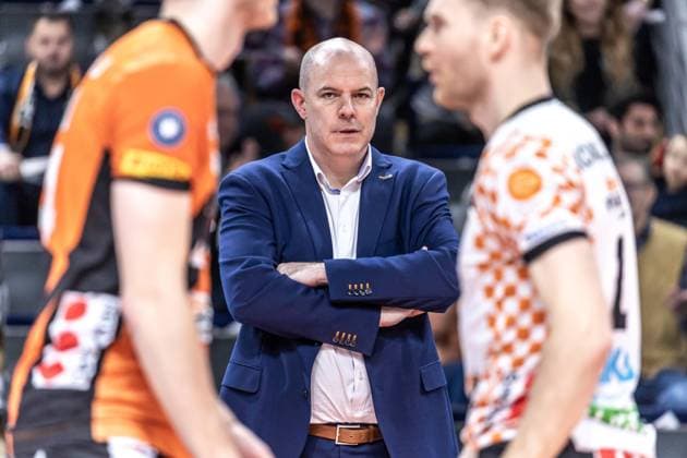 03 02 2024, Berlin, Volleyball 1 Bundesliga, Men, Matchday 17, BR Volleys TSV Unterhaching, Max Schmeling Halle Coach Joel Banks of the Berlin Volleys follows the match BR Volleys TSV Unterhaching