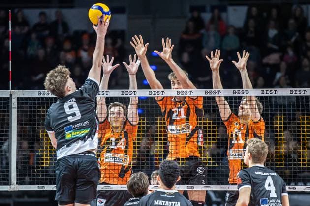 03 02 2024, Berlin, Volleyball 1 Bundesliga, Men, Matchday 17, BR Volleys TSV Unterhaching, Max Schmeling Halle Ian Schein l r of TSV Unterhaching plays the ball against Berlins block of Leon Dervisaj, Tobias Krick and Cody Kessel BR Volleys TSV Unterhaching