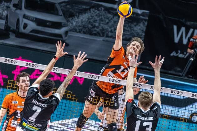 03 02 2024, Berlin, Volleyball 1 Bundesliga, Men, Matchday 17, BR Volleys TSV Unterhaching, Max Schmeling Halle Berlins Cody Kessel M plays the ball against the block from Austin Matautia l and Mark Gumenjuk from TSV Unterhaching BR Volleys TSV Unterhaching