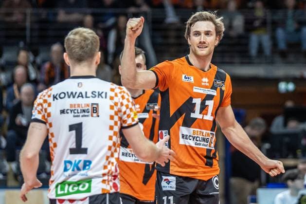 03 02 2024, Berlin, Volleyball 1 Bundesliga, Men, Matchday 17, BR Volleys TSV Unterhaching, Max Schmeling Halle Berlins libero Adam Kowalski and Cody Kessel cheer after BR Volleys TSV Unterhaching win a point