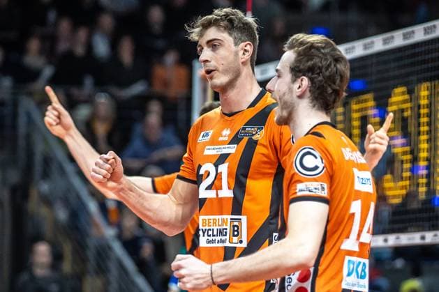 03 02 2024, Berlin, Volleyball 1 Bundesliga, Men, Matchday 17, BR Volleys TSV Unterhaching, Max Schmeling Halle Berlins Tobias Krick and Leon Dervisaj r celebrate after BR Volleys TSV Unterhaching win a point