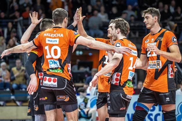 03 02 2024, Berlin, Volleyball 1 Bundesliga, Men, Matchday 17, BR Volleys TSV Unterhaching, Max Schmeling Halle Berlins players cheer after BR Volleys TSV Unterhaching win a point
