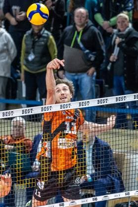 03 02 2024, Berlin, Volleyball 1 Bundesliga, Men, Matchday 17, BR Volleys TSV Unterhaching, Max Schmeling Halle Berlins Cody Kessel plays the ball over the net BR Volleys TSV Unterhaching