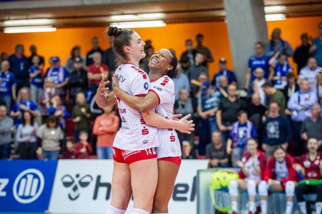 Anastasia Cekulaev SC Potsdam, 14 , li is happy with Breland Morrissette SC Potsdam, 02 Hug Allianz MTV Stuttgart SC Potsdam, Sport, Volleyball Bundesliga, Women, VBL, Season 2023 24, 03 02 2024, Stuttgart SCHARRena , DEU Allianz MTV Stuttgart SC Potsdam, Sport, Volleyball Bundesliga, Women, VBL, Season 2023 24, 03 02 2024, Stuttgart SCHARRena , DEU Stuttgart Copyright: xSandyxDinkelackerx EP_SDR