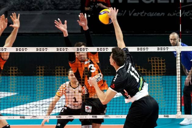 DEU, DVV, 1 VBL, BR Volleys vs TSV Haching Muenchen, 03 02 2024, Max Schmeling Halle, Berlin, DEU, DVV, 1 VBL, BR Volleys vs TSV Haching Muenchen, in the picture Robert Taeht BR Volleys 3 , Juro Petrusic Haching Muenchen 11 Foto Juergen Engler nordphoto GmbH nordphotoxGmbHx xEngler nph00076