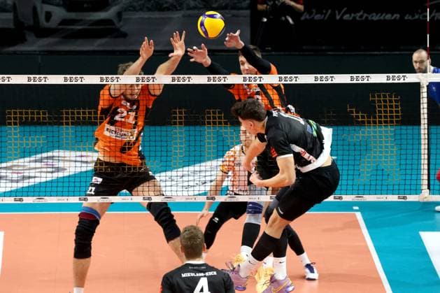 DEU, DVV, 1 VBL, BR Volleys vs TSV Haching Muenchen, 03 02 2024, Max Schmeling Halle, Berlin, DEU, DVV, 1 VBL, BR Volleys vs TSV Haching Muenchen, in the picture Robert Taeht BR Volleys 3 ,Tobias Krick BR Volleys 21 , Juro Petrusic Haching Muenchen 11 Foto Juergen Engler nordphoto GmbH nordphotoxGmbHx xEngler nph00076