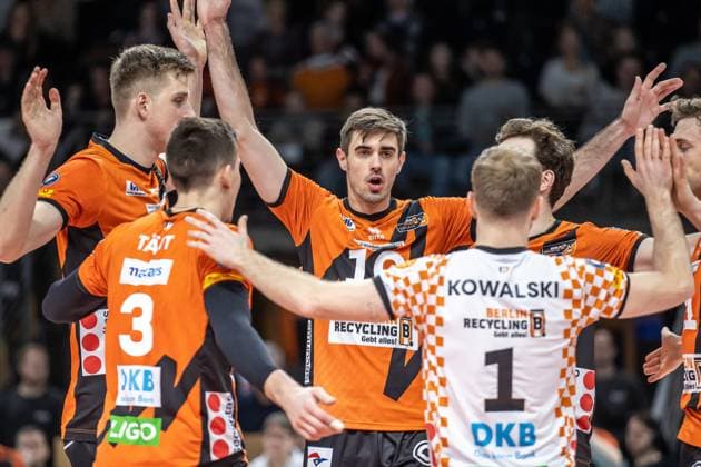 03 02 2024, Berlin, Volleyball 1 Bundesliga, Men, Matchday 17, BR Volleys TSV Unterhaching, Max Schmeling Halle Berlins players cheer after BR Volleys TSV Unterhaching win a point
