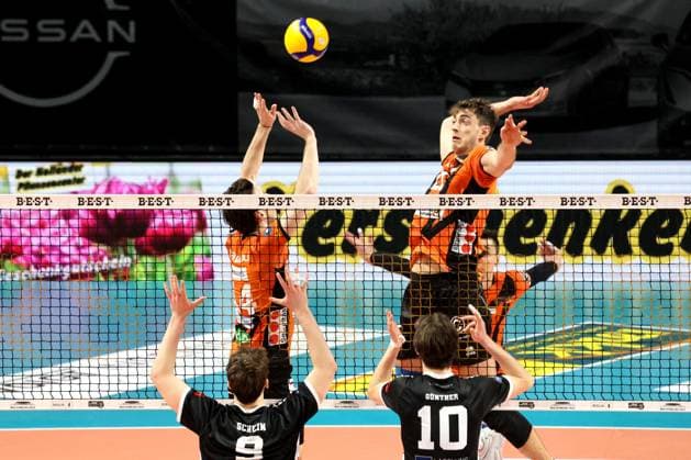 DEU, DVV, 1 VBL, BR Volleys vs TSV Haching Muenchen, 03 02 2024, Max Schmeling Halle, Berlin, DEU, DVV, 1 VBL, BR Volleys vs TSV Haching Muenchen, in the picture Leon Dervisaj BR Volleys 14 , Tobias Krick BR Volleys 21 , Ian Schein Haching Muenchen 9 , Daniel Guenther Haching Muenchen 10 Foto Juergen Engler nordphoto GmbH nordphotoxGmbHx xEngler nph00076