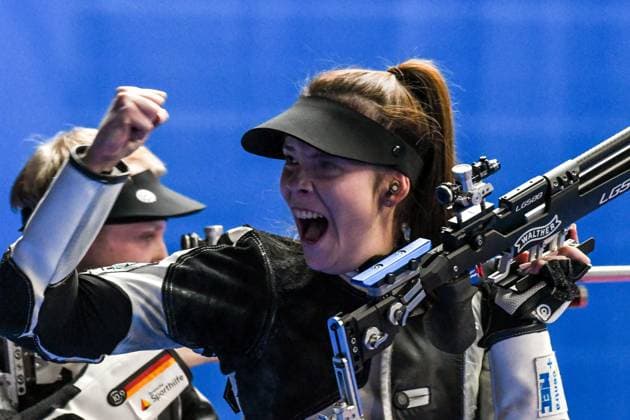 GER, Bundesliga Final Sport Shooting 2024 03 02 2024, ratiopharm arena, Neu Ulm, GER, Bundesliga Final Sport Shooting 2024, air rifle, semi-final, Hubertus Elsen vs SV Pfeil Vöhringen in the picture Hannah Steffen SV Pfeil Voehringen clenches her fist after winning the shoot-off and reaching the final Photo nordphoto GmbH Hafner nordphotoxGmbHx xHafner nph00200