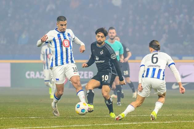 v l Wilfried Kanga Hertha BSC, 18 , Immanuel Pherai HSV, 10 , Michal Karbownik Hertha BSC, 06 , duel, action, fight, fireworks, fog, smoke, Hertha BSC Hamburger SV, 2 Bundesliga, football, DFB, Bundesliga, 2023 2024 season, Olympia Stadion Berlin, DFB DFL REGULATIONS PROHIBIT ANY USE OF PHOTOGRAPHS AS IMAGE SEQUENCES AND OR QUASI VIDEO, 03 02 2024, Photo HMB Media Uwe Koch Copyright: HMBxMedia UwexKoch