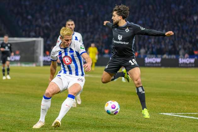 v l Marc Oliver Kempf Hertha BSC, 20 , Immanuel Pherai HSV, 10 , duel, action, fight, Hertha BSC Hamburger SV, 2 Bundesliga, football, DFB, Bundesliga, season 2023 2024, Olympia Stadion Berlin, DFB DFL REGULATIONS PROHIBIT ANY USE OF PHOTOGRAPHS AS IMAGE SEQUENCES AND OR QUASI VIDEO, 03 02 2024, photo HMB Media Uwe Koch Copyright: HMBxMedia UwexKoch