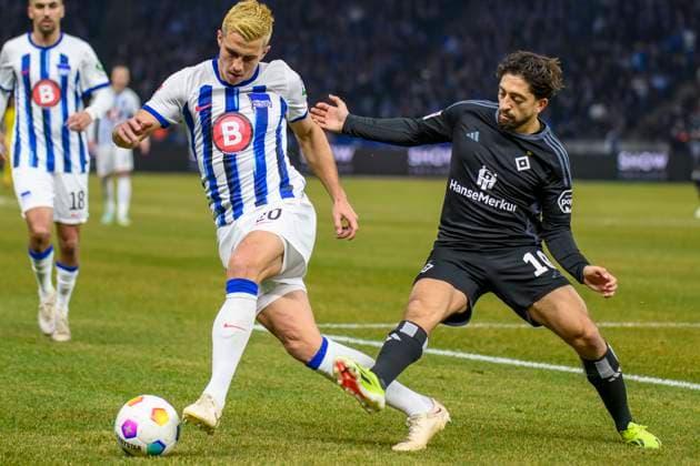 v l Marc Oliver Kempf Hertha BSC, 20 , Immanuel Pherai HSV, 10 , duel, action, fight, Hertha BSC Hamburger SV, 2 Bundesliga, football, DFB, Bundesliga, season 2023 2024, Olympia Stadion Berlin, DFB DFL REGULATIONS PROHIBIT ANY USE OF PHOTOGRAPHS AS IMAGE SEQUENCES AND OR QUASI VIDEO, 03 02 2024, photo HMB Media Uwe Koch Copyright: HMBxMedia UwexKoch